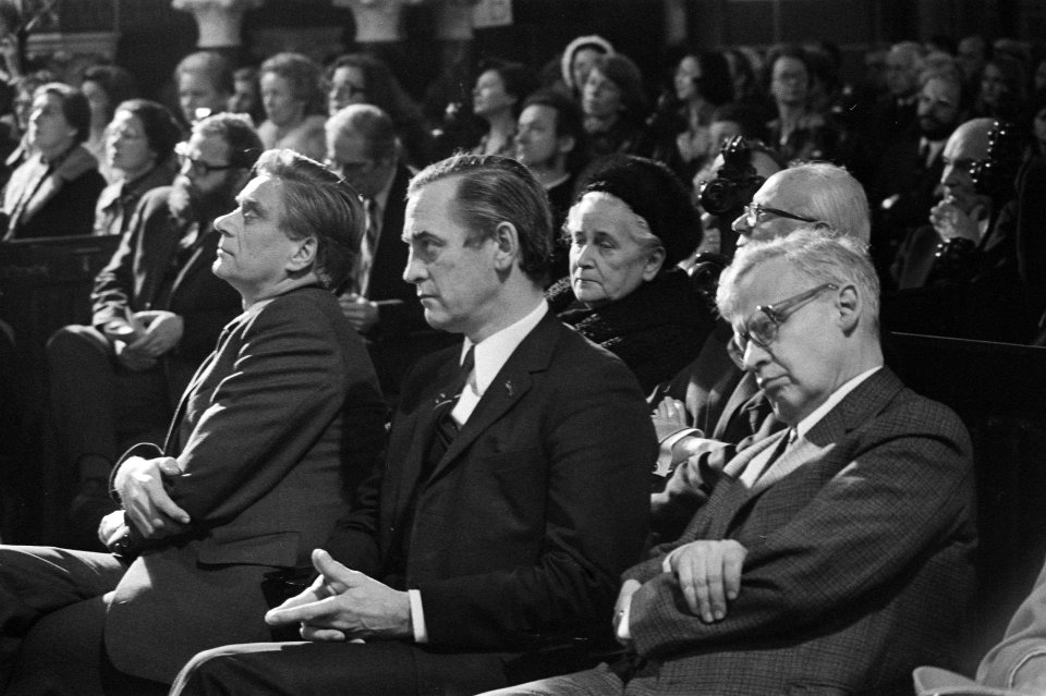 Koningin Juliana opent de Rijksuniversiteit in Maastricht v.l.n.r. Veringa, De , Bestanddeelnr 928-3538