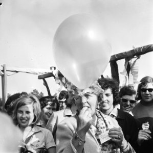 Koningin Juliana schrijft haar naam op het kaartje van een ballon, Bestanddeelnr 934-6452