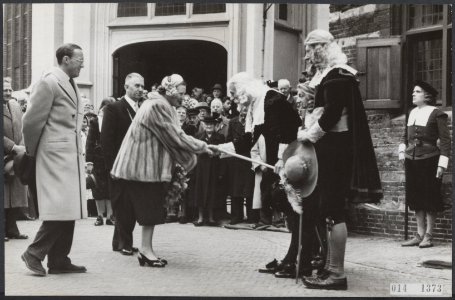 Koninklijk huis, koninginnen, prinsessen, bezoeken, burgemeesters, stadhuizen, k, Bestanddeelnr 014-1373
