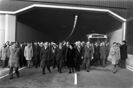 Koningin Juliana opent Drechttunnel Hare Majesteit tijdens het uitwandelen van , Bestanddeelnr 929-4385