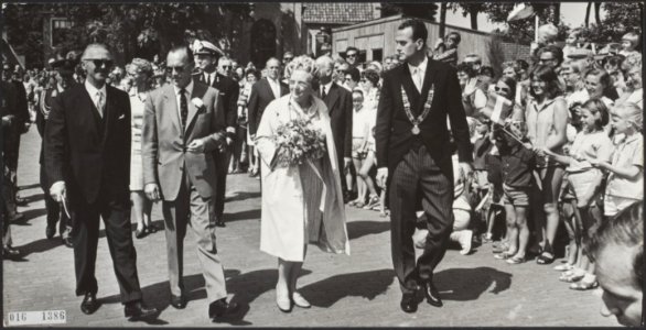 Koninklijk huis, prinsen, koninginnen, bezoeken, dorpen, burgemeesters, commissa, Bestanddeelnr 016-1386