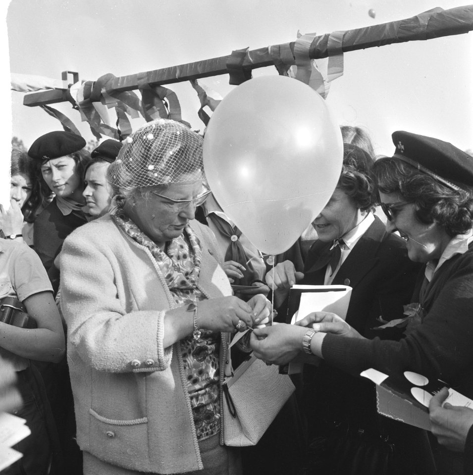 Koningin Juliana schrijft haar naam op het kaartje aan de ballon, Bestanddeelnr 917-8232