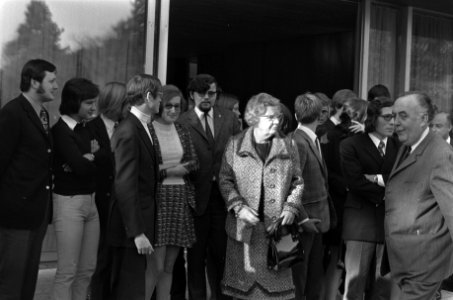 Koningin Juliana spreekt met deelnemers aan de Duits-Nederlandse jeugduitwisseli, Bestanddeelnr 925-0834