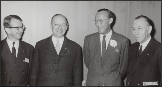 Koninklijk huis, prinsen, congressen, groepen, portretten, Berg P.R.v.D., Bernha, Bestanddeelnr 016-0729