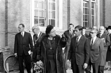 Koningin Juliana opent Amsterdams Historisch Museum in het voormalig Burgerweesh, Bestanddeelnr 922-9901