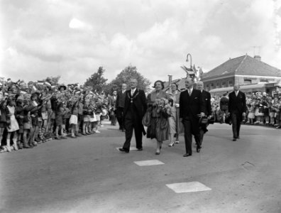 Koningin Juliana opent het feest in Hoofddorp naar aanleiding van 100 jaar Haarl, Bestanddeelnr 907-2142