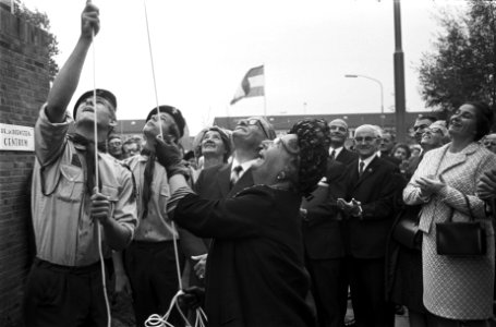 Koningin Juliana opent het bejaardencentrum De Reensche Compagnie in Hoogezand, Bestanddeelnr 922-8483