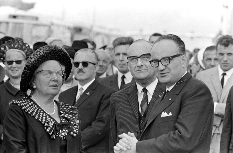 Koningin Juliana praat met een aantal uitvoerders van het tunnelproject, Bestanddeelnr 919-2742