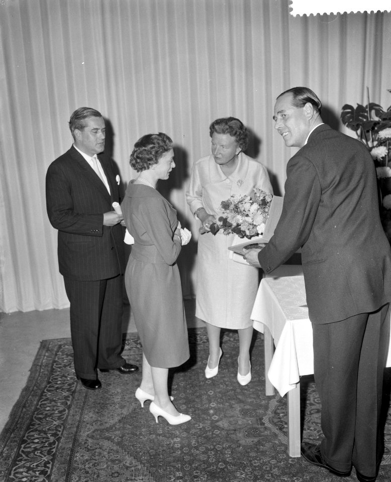 Koningin Juliana opent het AMVJ-gebouw te Rotterdam Hare Majesteit tijdens de r, Bestanddeelnr 910-6855