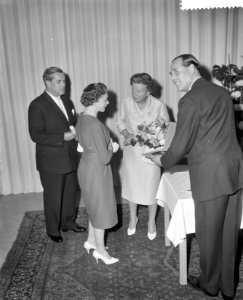 Koningin Juliana opent het AMVJ-gebouw te Rotterdam Hare Majesteit tijdens de r, Bestanddeelnr 910-6855