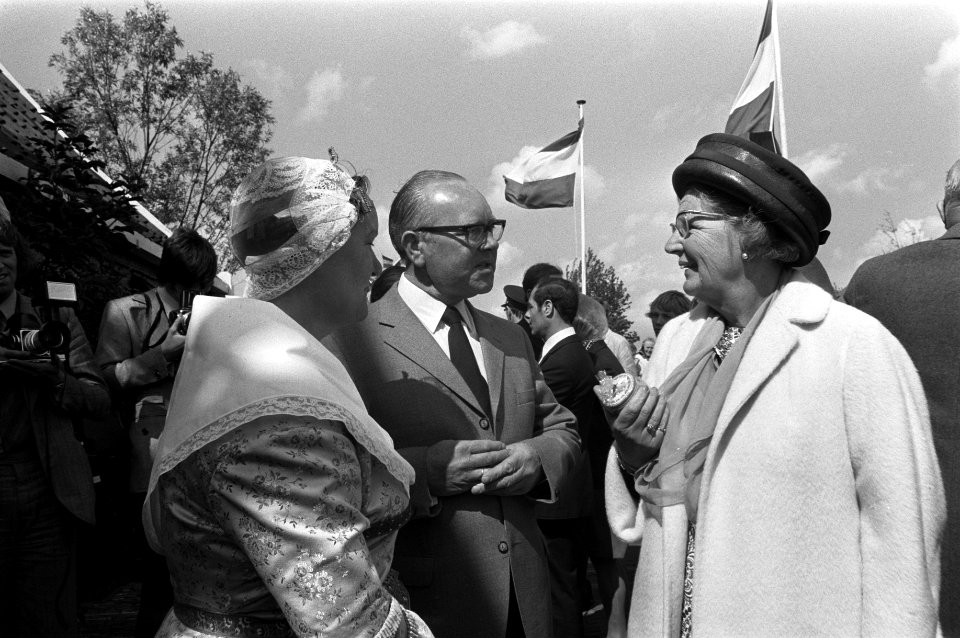 Koningin Juliana praat met de heer en mevr. Bosman, mevr. Bosman in Zaanse klede, Bestanddeelnr 925-6549