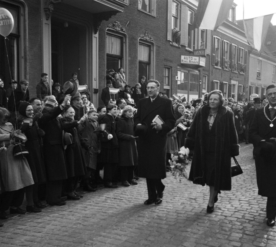 Koningin Juliana opent een brug in Doesburg, Bestanddeelnr 904-9499