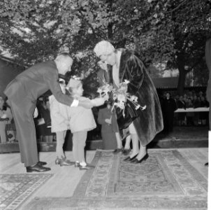 Koningin Juliana opent zusterhuis te Austerlitz aanbieden van bloemen, Bestanddeelnr 917-0697