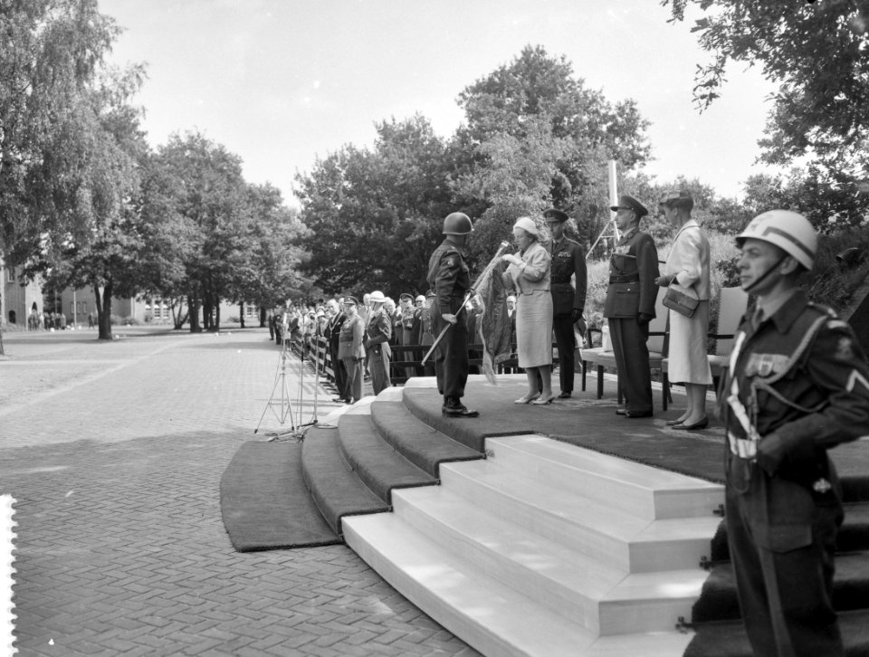 Koningin Juliana speldt het nieuwe insigne op het vaandel, Bestanddeelnr 911-4564