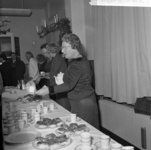 Koningin Juliana schenkt chocolade in, Bestanddeelnr 915-8774