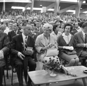 Koningin Juliana temidden van de deelnemers, Bestanddeelnr 917-9717