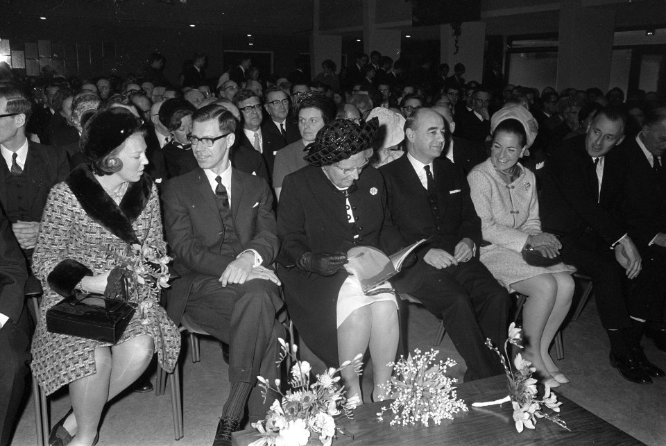 Koningin Juliana opent het nieuwe Baarns Lyceum te Baarn v.l.n.r. prinses Beatr…, Bestanddeelnr 922-2515