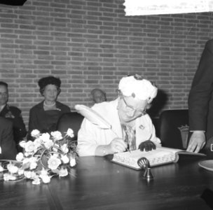 Koningin Juliana tekent het gastenboek, Bestanddeelnr 917-7977