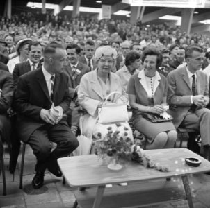 Koningin Juliana temidden van de deelnemers aan de plattelandsdag, Bestanddeelnr 917-9715