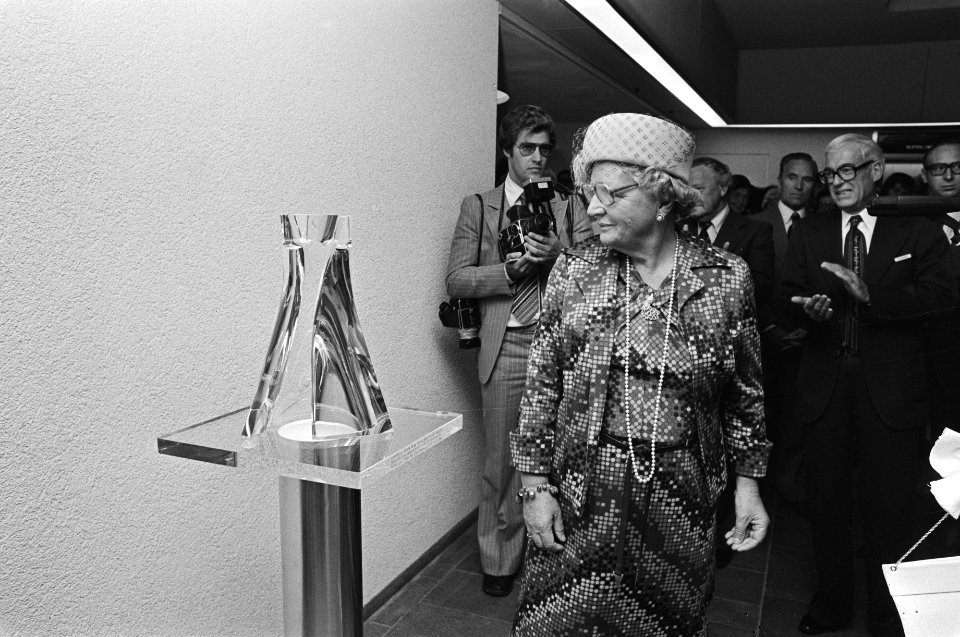 Koningin Juliana stelt Slotervaartziekenhuis in Amsterdam gebruik, openingshande, Bestanddeelnr 928-6559