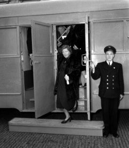 Koningin Juliana opent een tentoonstelling in het Koninklijk Huisarchief, Bestanddeelnr 904-8428