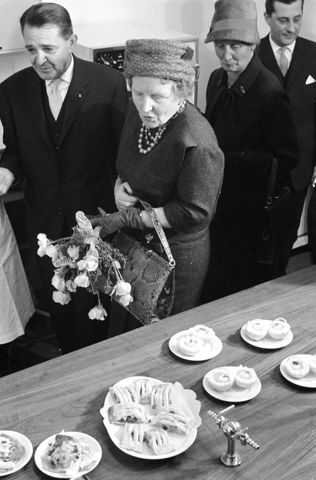 Koningin Juliana opent Instituut voor Landbouwhuishoudkunde Wageningen . Hare Ma, Bestanddeelnr 913-2195