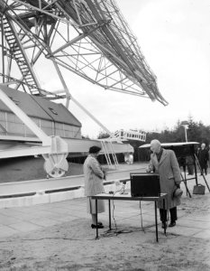 Koningin Juliana stelt de radiotelescoop in Dwingeloo in gebruik, Bestanddeelnr 907-6951