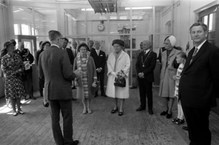 Koningin Juliana tijdens een bezoek aan de firma Flentrop Orgelbouw te Koog aan , Bestanddeelnr 925-6559