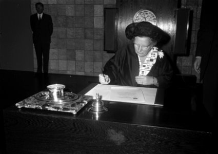 Koningin Juliana tekent een oorkonde, Bestanddeelnr 923-5316