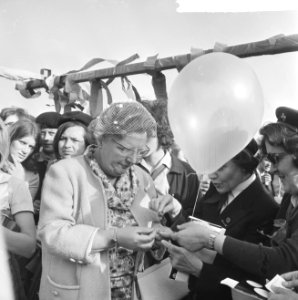 Koningin Juliana schrijft haar naam op het kaartje aan de ballon, Bestanddeelnr 917-8231