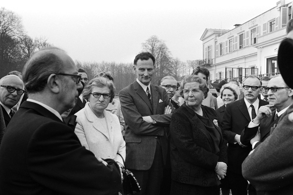 Koningin Juliana te midden van de hoofdredacteuren, Bestanddeelnr 924-4218