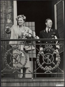 Koninklijk huis, prinsen, koninginnen, bezoeken, balkons, Bernhard, prins, Julia, Bestanddeelnr 016-1144