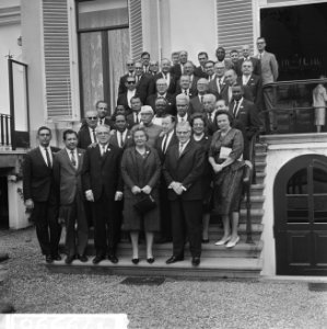 Koningin Juliana te midden van de delegatie rechts naast haar de heer A. Geyer,, Bestanddeelnr 917-9598