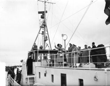 Koningin Juliana stelt te IJmuiden hospitaal-kerkschip De Hoop III in dienst, Bestanddeelnr 907-2234