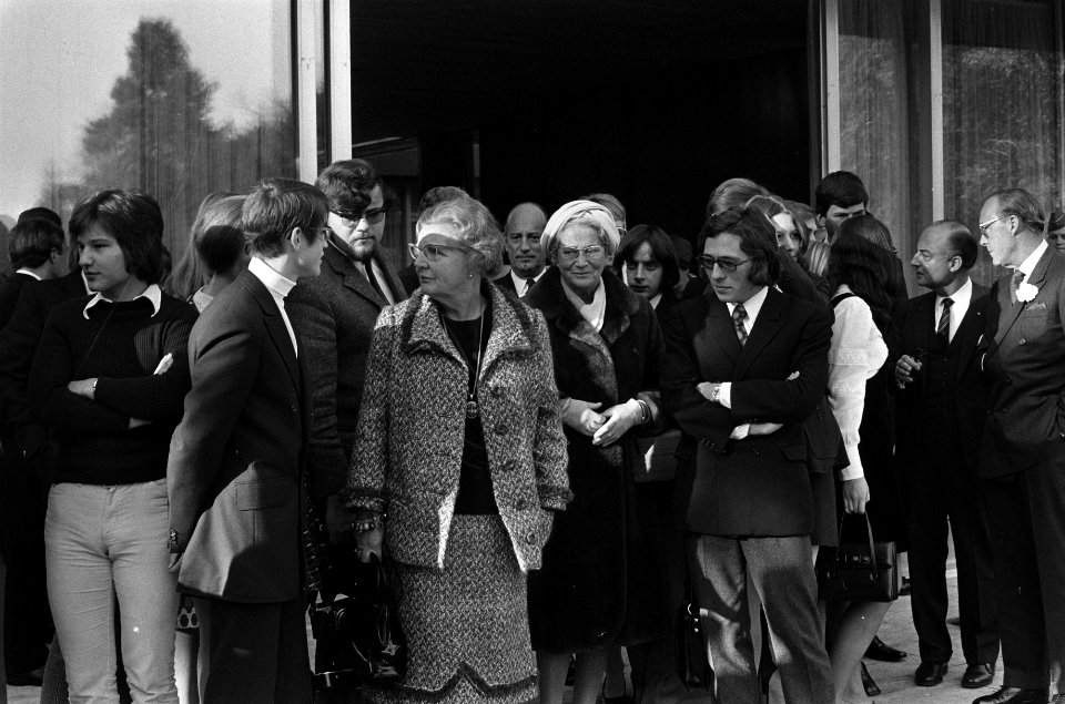 Koningin Juliana spreekt met deelnemers aan de Duits-Nederlandse jeugduitwisseli, Bestanddeelnr 925-0833