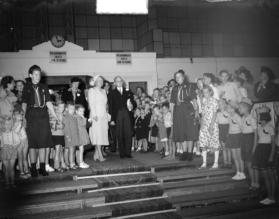 Koningin Juliana te midden van kinderen, Bestanddeelnr 903-5569