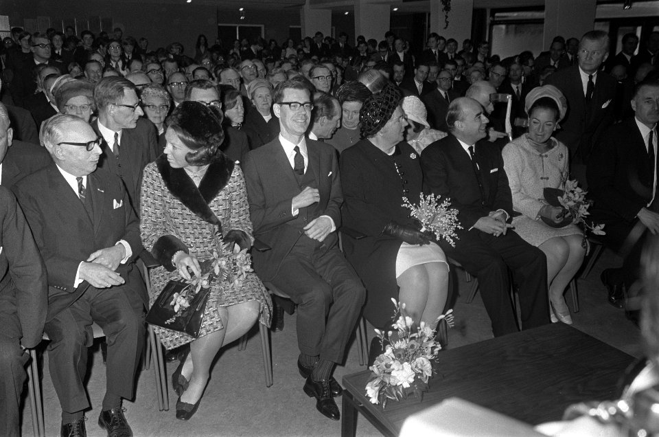 Koningin Juliana opent het nieuwe Baarns Lyceum te Baarn v.l.n.r. prinses Beatr…, Bestanddeelnr 922-2514