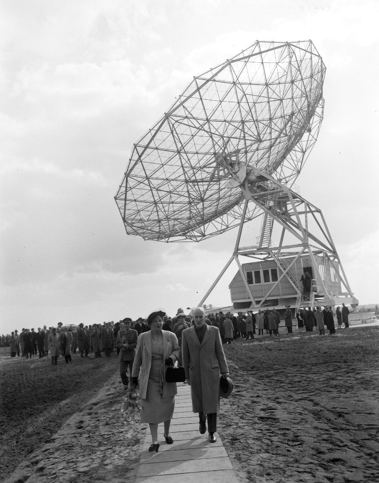 Koningin Juliana stelt de radiotelescoop in Dwingeloo in gebruik, Bestanddeelnr 907-6947