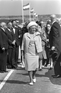 Koningin Juliana tijdens rondgang, Bestanddeelnr 916-8305