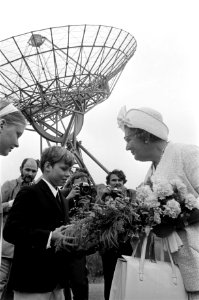 Koningin Juliana opent Synthese Radio Telescoop in Westerbork koningin Juliana , Bestanddeelnr 923-6175