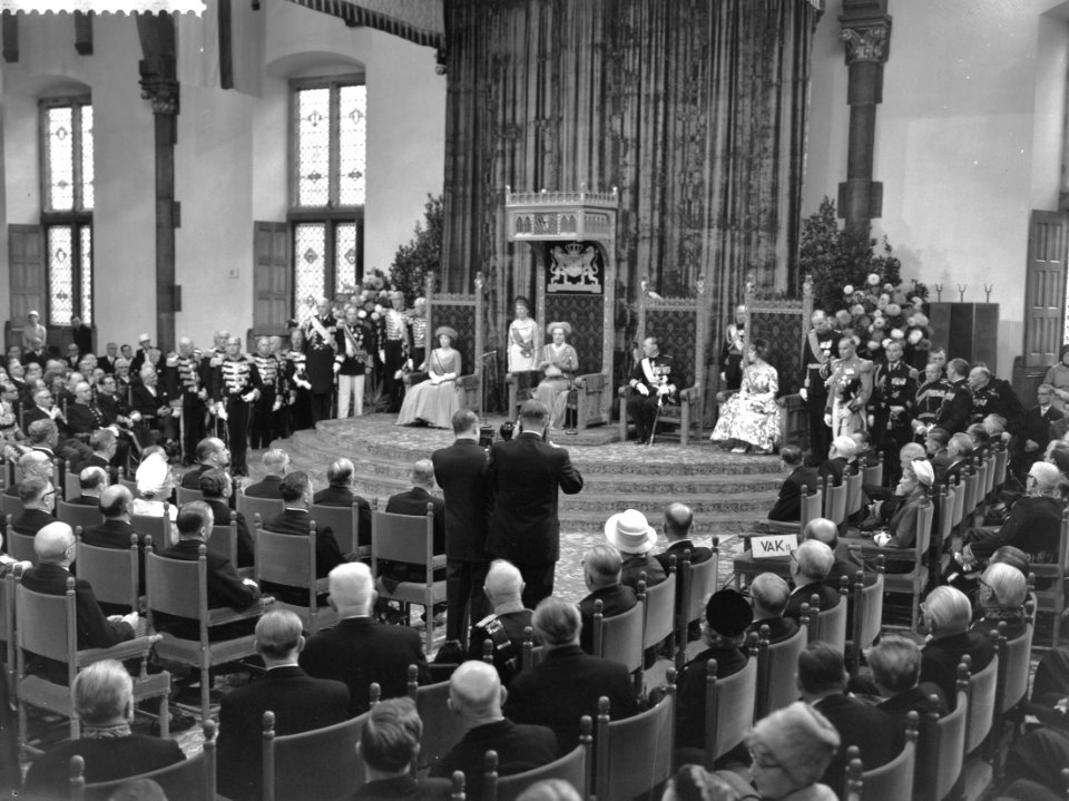Koningin Juliana tijdens het voorlezen van de troonrede, v.l.n.r. Prinses Beatri, Bestanddeelnr 911-6103