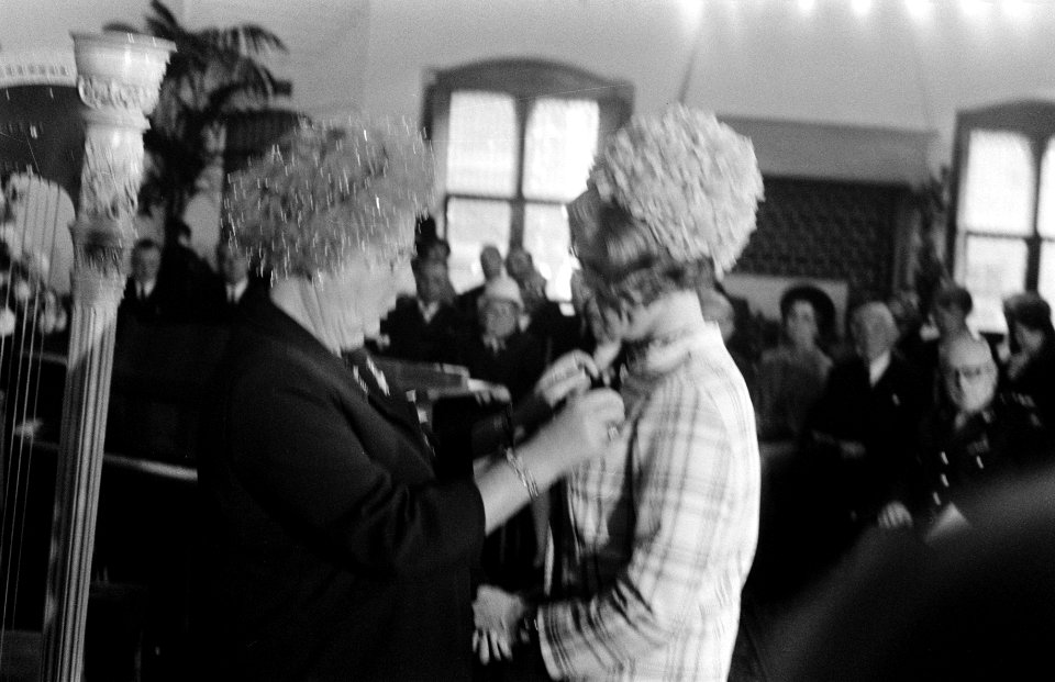 Koningin Juliana reikt de Florence Nightingalemedaille uit aan verpleegster mej, Bestanddeelnr 922-8252