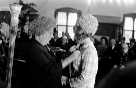 Koningin Juliana reikt de Florence Nightingalemedaille uit aan verpleegster mej, Bestanddeelnr 922-8252