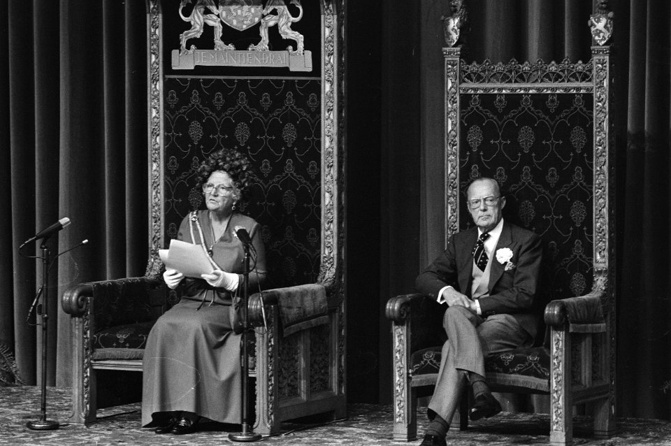 Koningin Juliana tijdens het voorlezen van de troonrede, prins Bernhard (r), Bestanddeelnr 930-4473