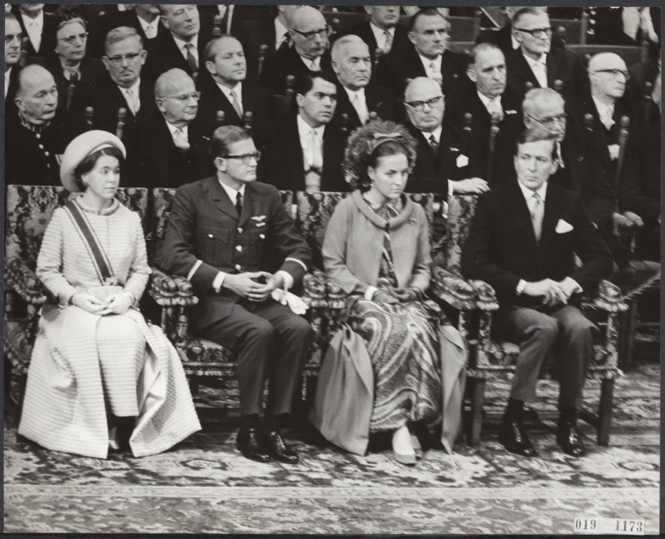 Koningin Juliana opent parlement in de Ridderzaal te Den Haag. Vlnr. prinses Chr, Bestanddeelnr 019-1173