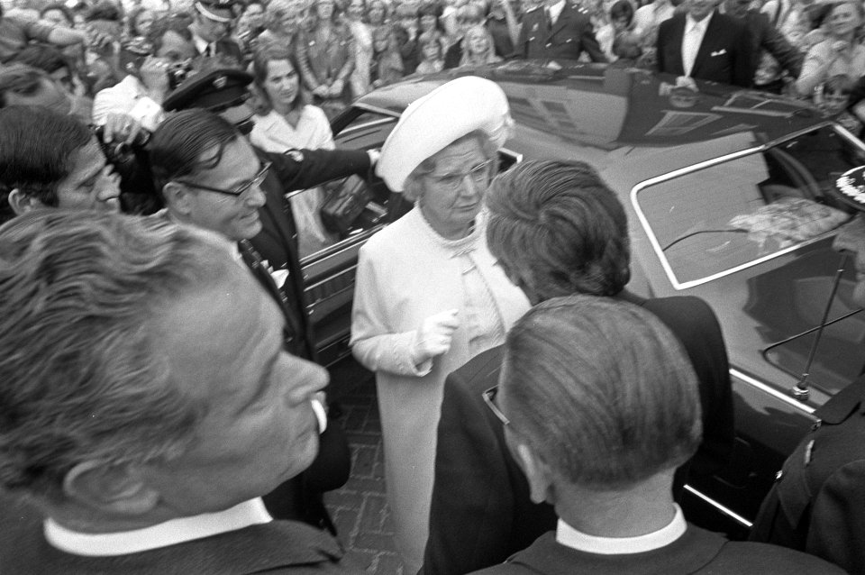 Koningin Juliana tijdens een wandeling door de Amsterdamse buurt in Haarlem, ver, Bestanddeelnr 925-7079