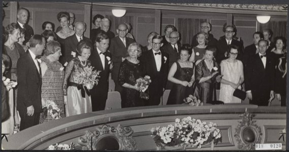 Koninklijk huis, prinsen, prinsessen, koninginnen, bezoeken, toneel, Amsberg Mw., Bestanddeelnr 018-0120