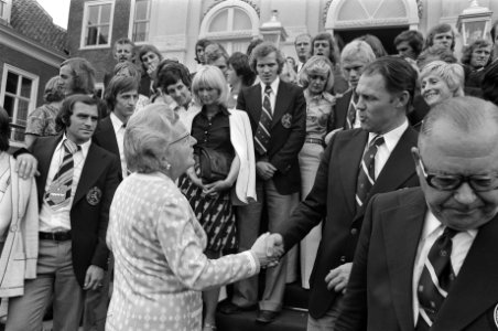 Koningin Juliana schudt trainer Rinus Michels de hand, Bestanddeelnr 927-3157