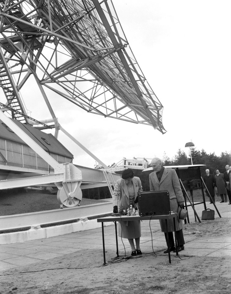 Koningin Juliana stelt de radiotelescoop in Dwingeloo in gebruik, Bestanddeelnr 907-6944