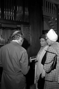 Koningin Juliana tijdens een bezoek aan de firma Flentrop Orgelbouw te Koog aan , Bestanddeelnr 925-6560